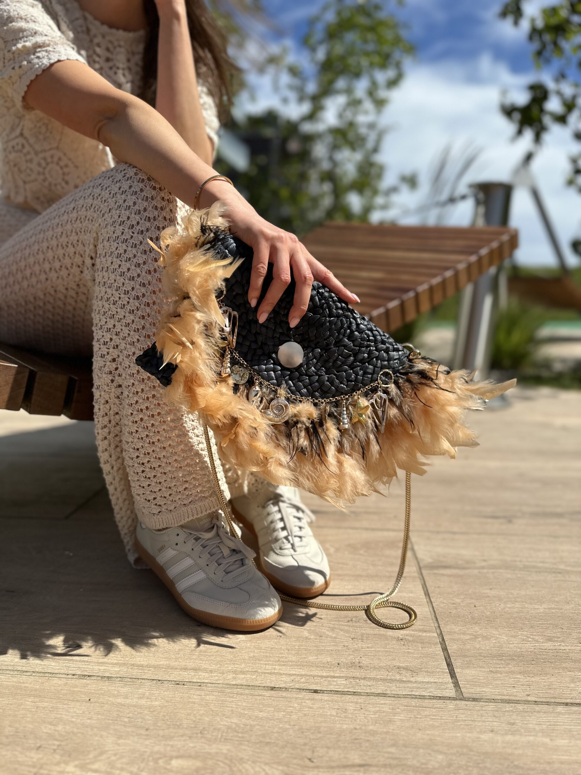Czarna kopertówka BOHO z trawy morskiej – Kadora Studio