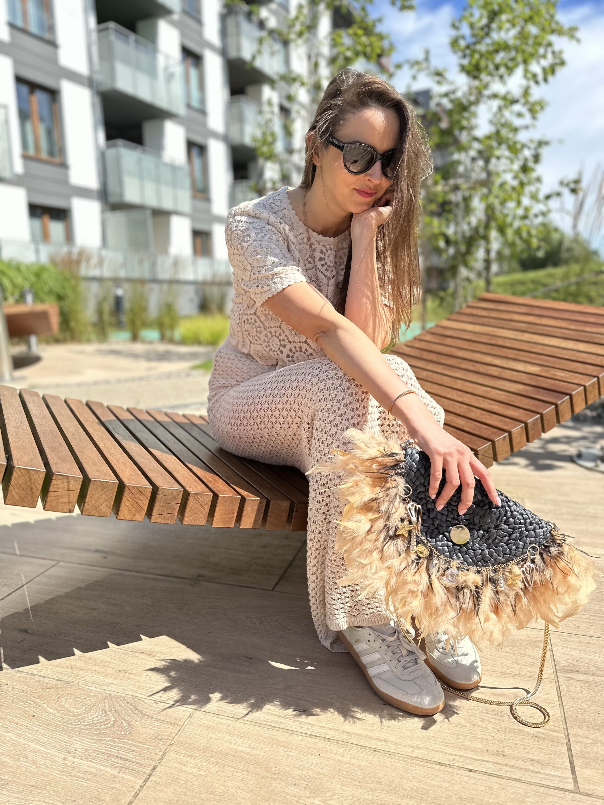Czarna kopertówka BOHO z trawy morskiej – Kadora Studio