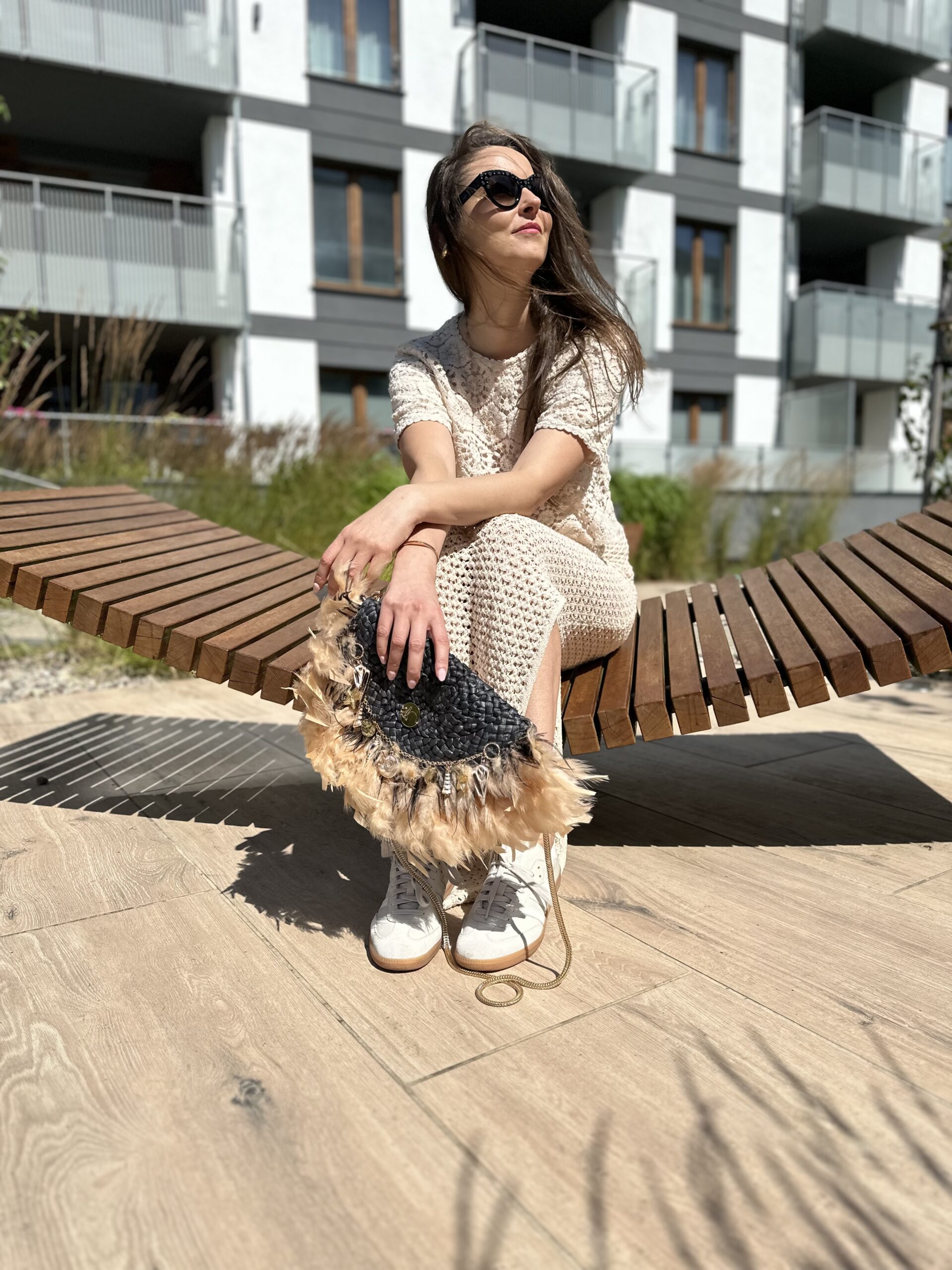 Czarna kopertówka BOHO z trawy morskiej – Kadora Studio