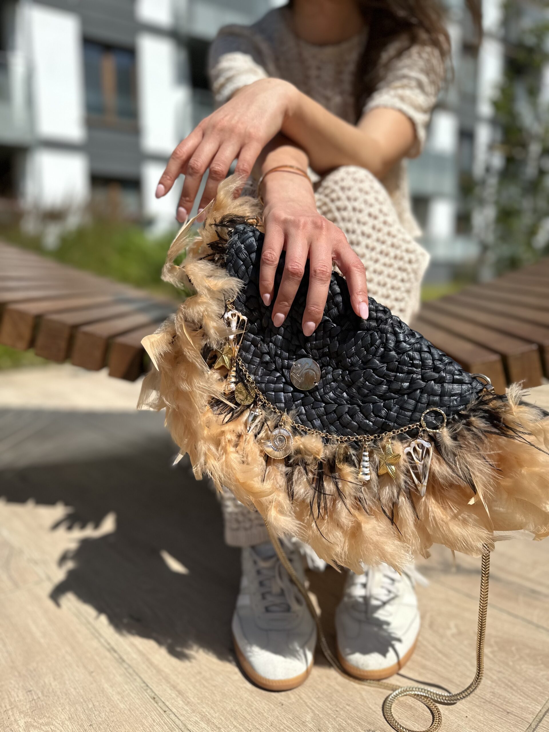 Czarna kopertówka BOHO z trawy morskiej – Kadora Studio