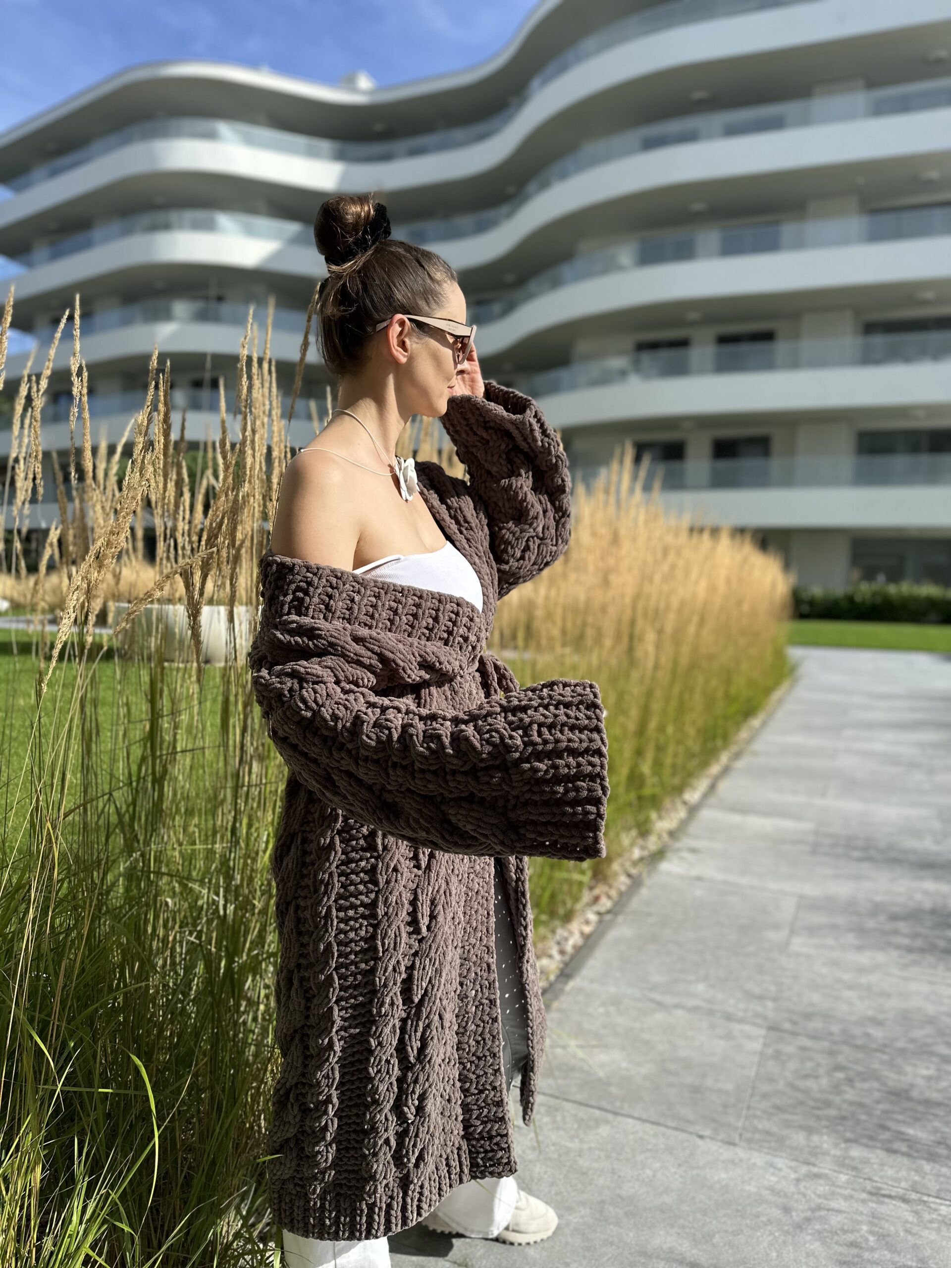 Ręcznie robiony sweter oversize w kolorze brązowym