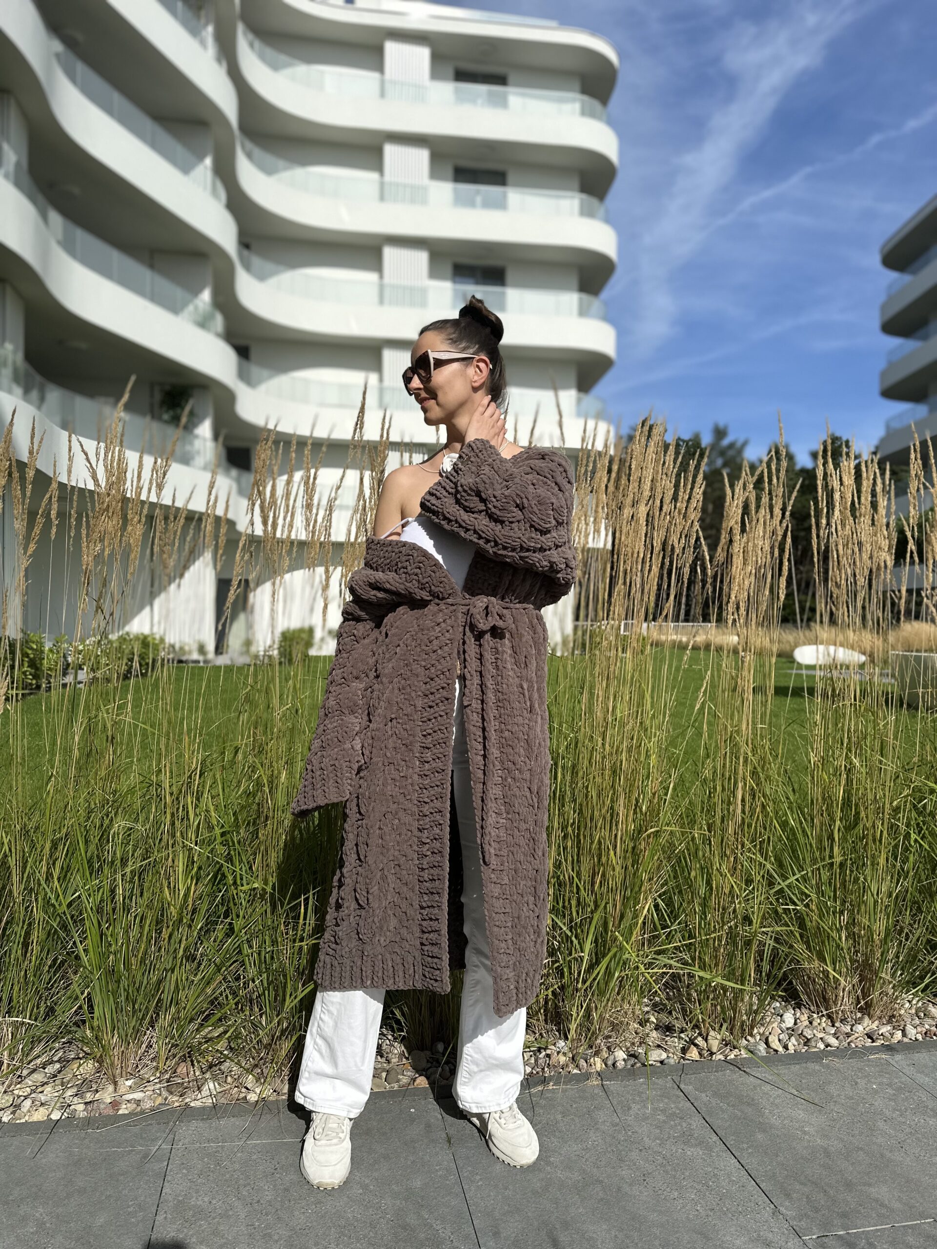 Ręcznie robiony sweter oversize w kolorze brązowym