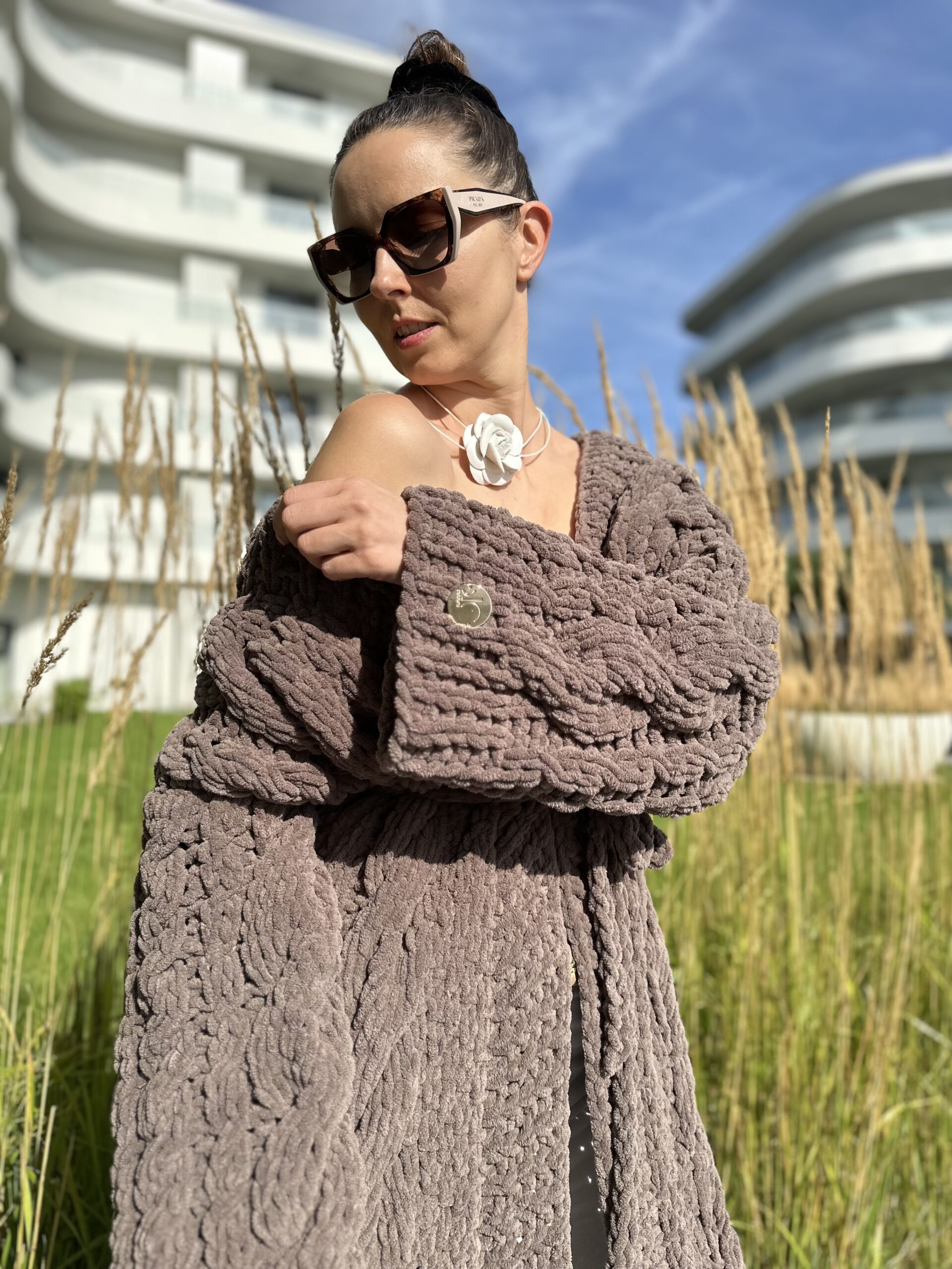 Ręcznie robiony sweter oversize w kolorze brązowym