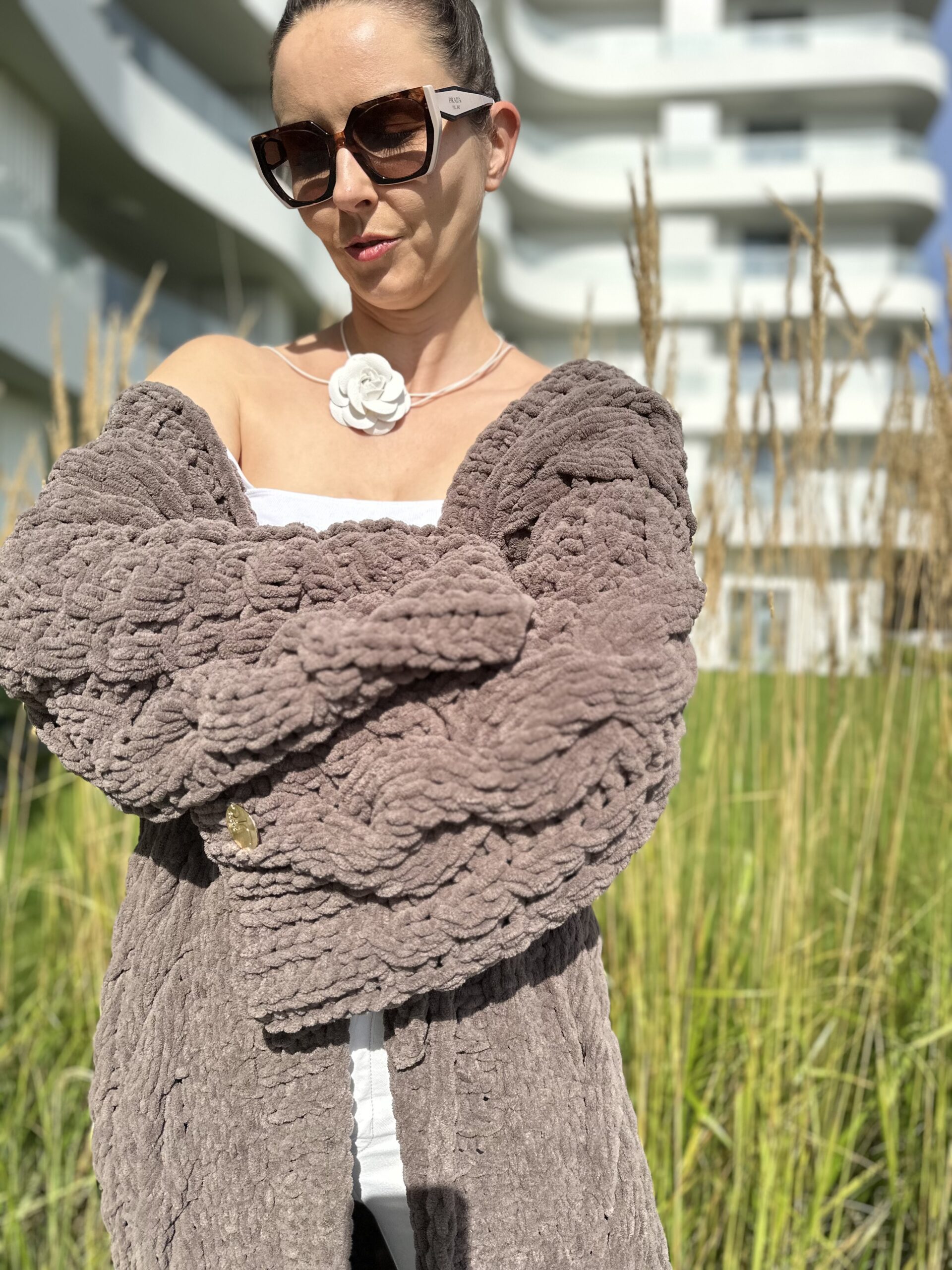 Ręcznie robiony sweter oversize w kolorze brązowym