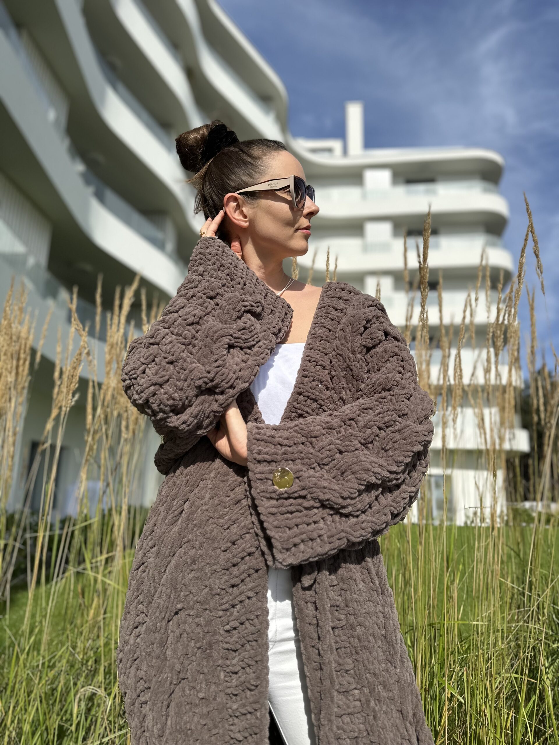 Ręcznie robiony sweter oversize w kolorze brązowym