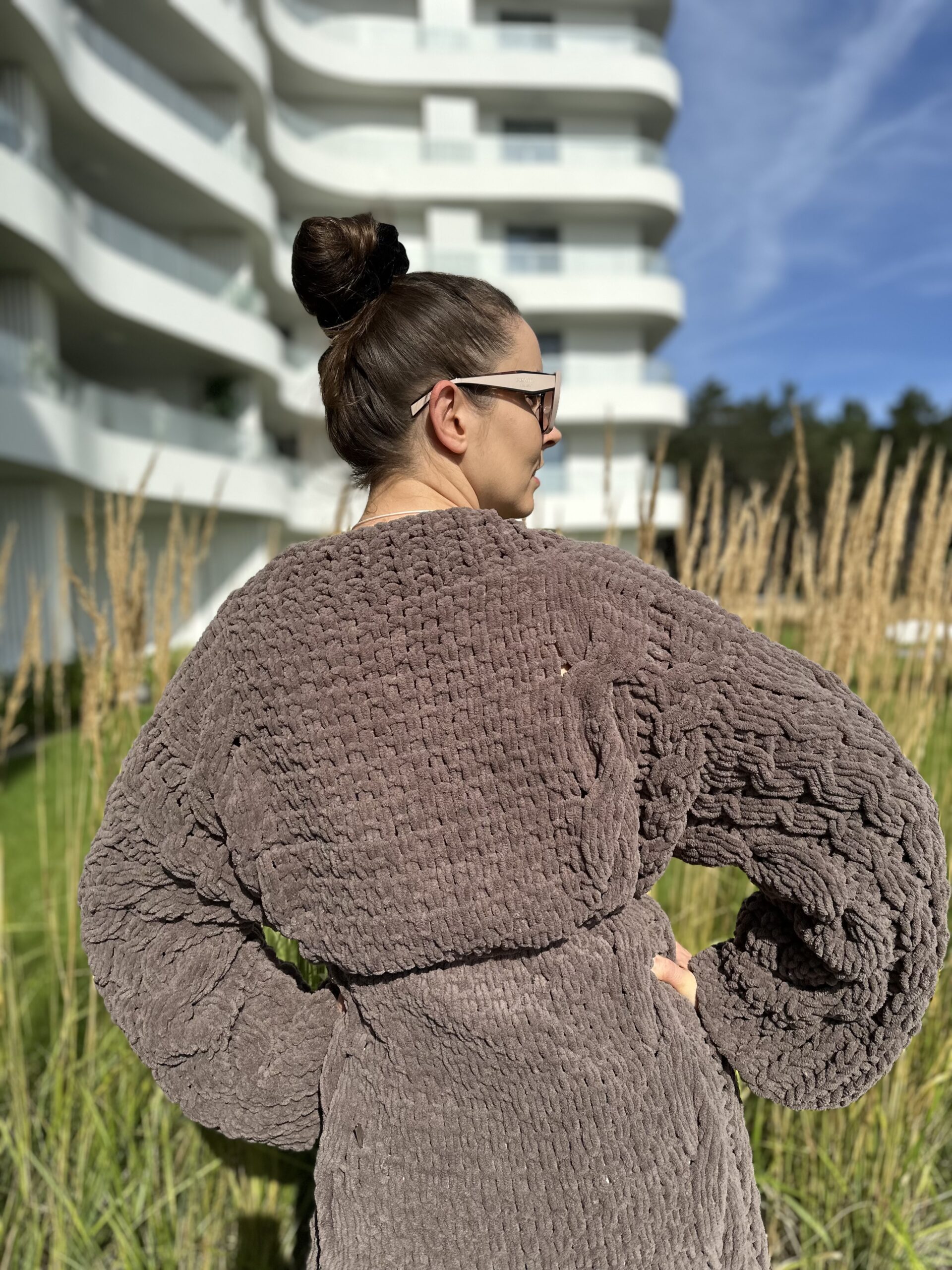 Ręcznie robiony sweter oversize w kolorze brązowym