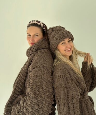 Modelka w czekoladowej czapce handmade o lekko oversize’owym fasonie – produkt Kadora Studio.