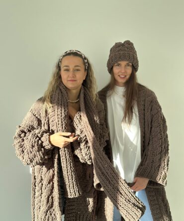 Czekoladowy szalik handmade z ozdobną monetką – miękki i elegancki dodatek od Kadora Studio.