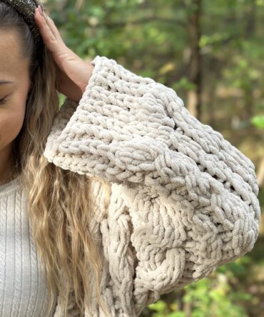 Sweter oversize ręcznie robiony – piaskowy beż, długi