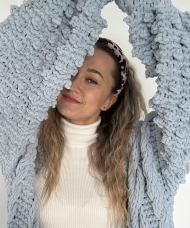 Sweter oversize ręcznie robiony – niebieski